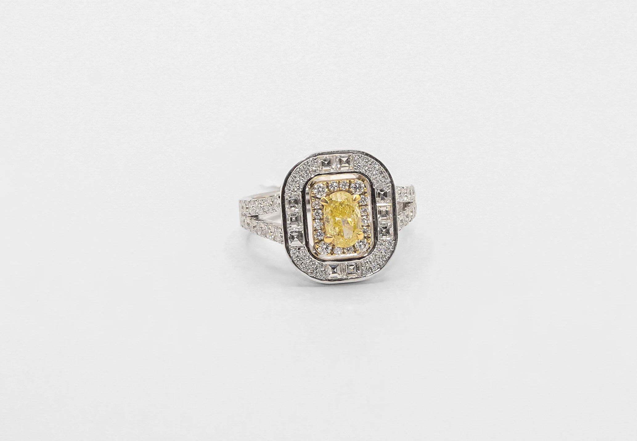 18K White Gold 1.87 Carat Diamond Ring - Image 3