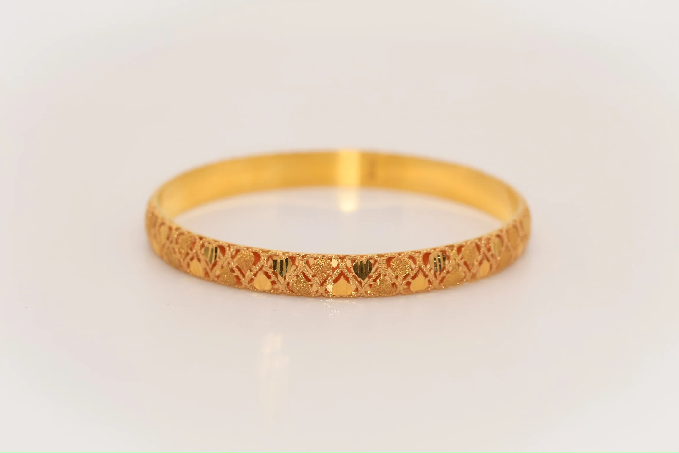 21K Gold Heart Motif Bangle