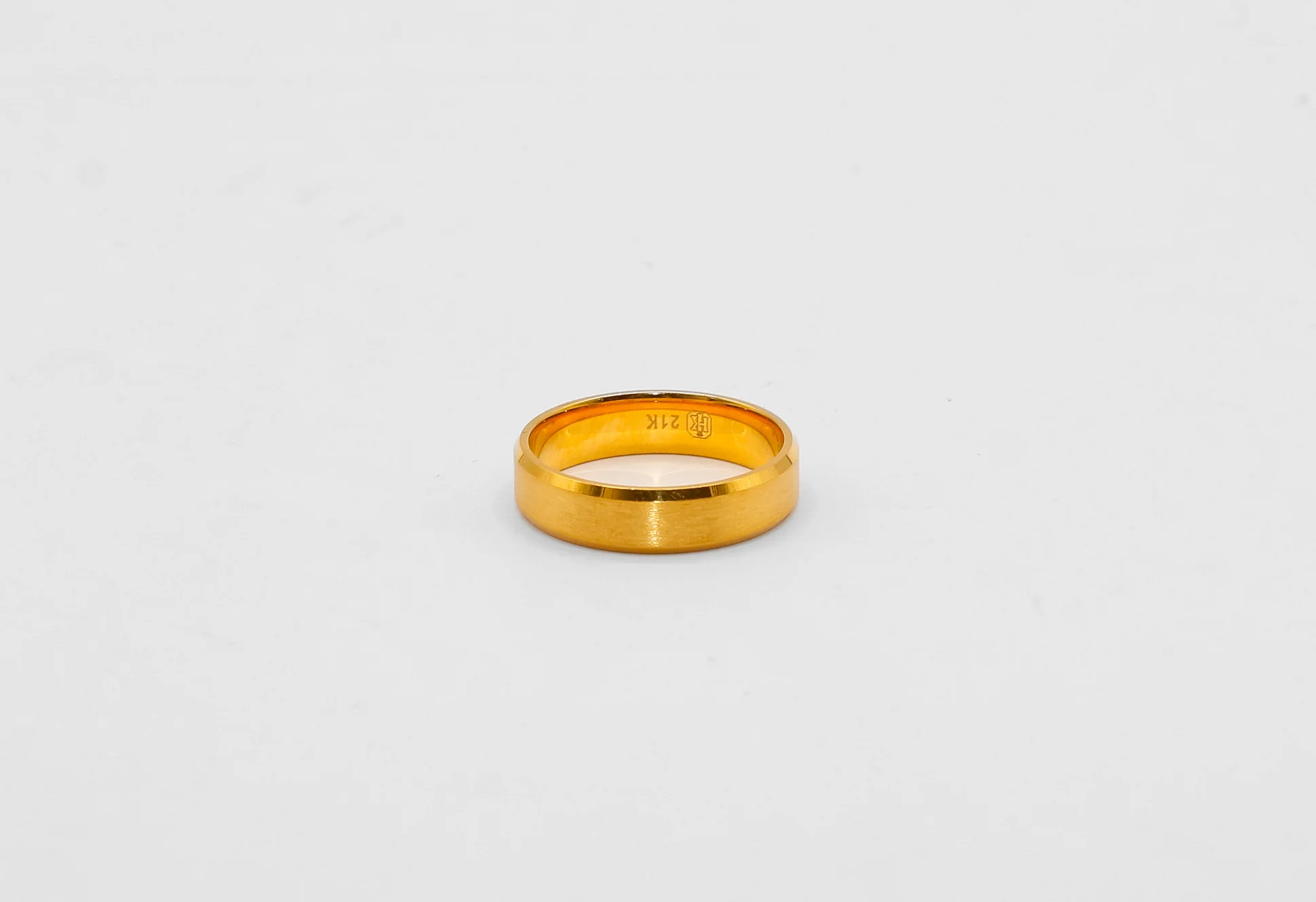 21K Gold Beveled Edge Band