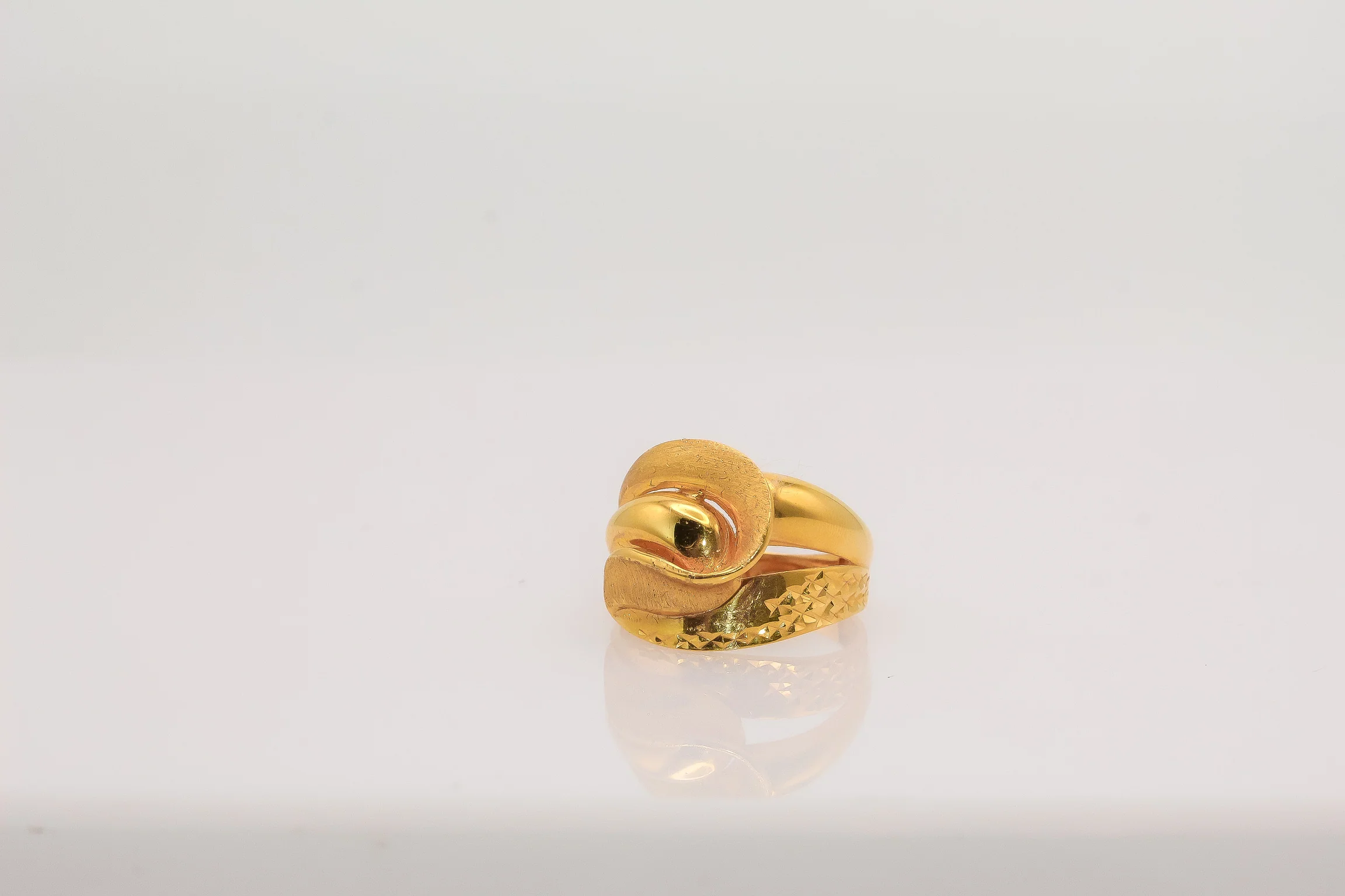 21K Gold Swirl Ring - Image 2