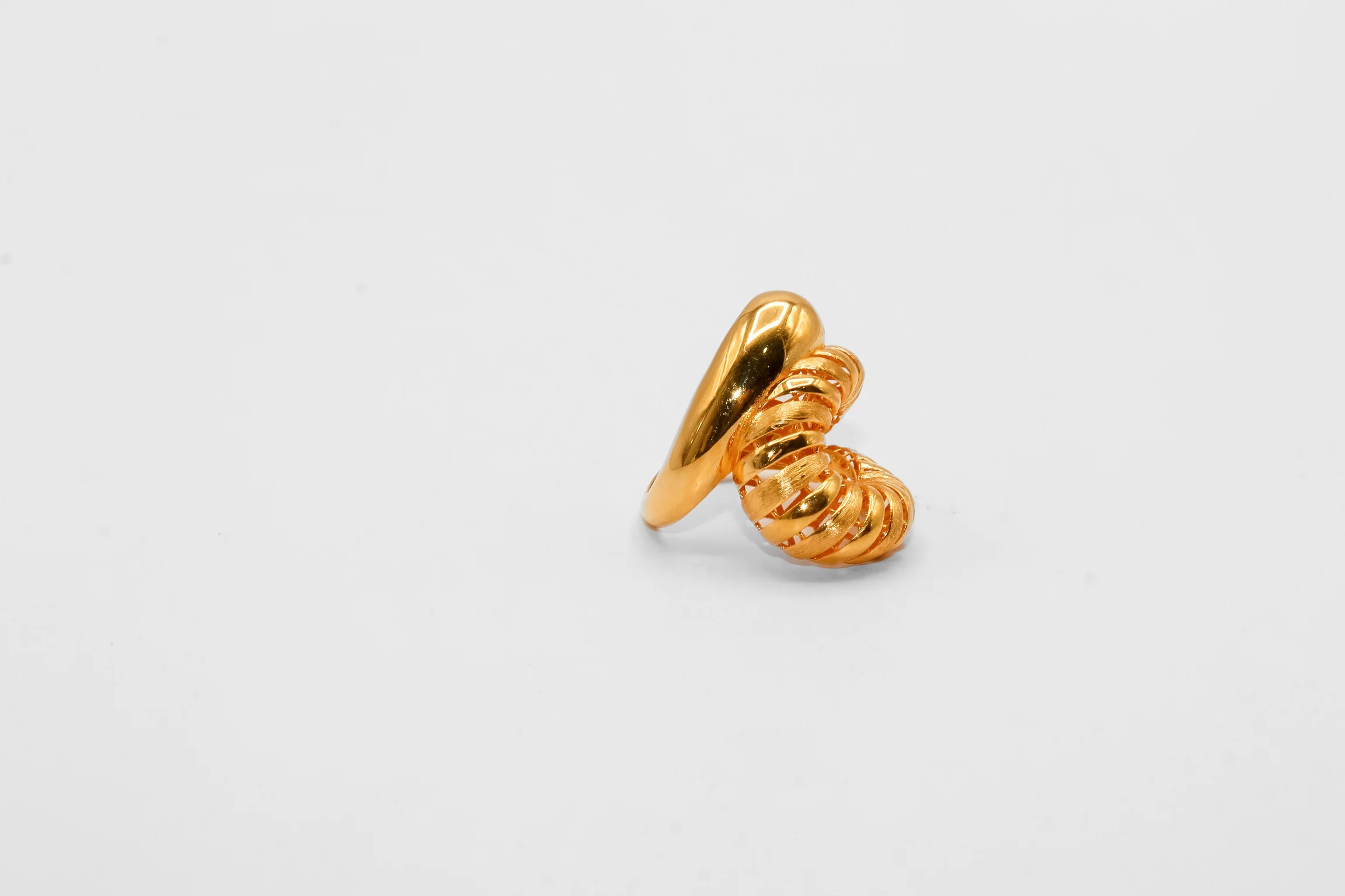 21K Gold Swirl Ring - Image 2