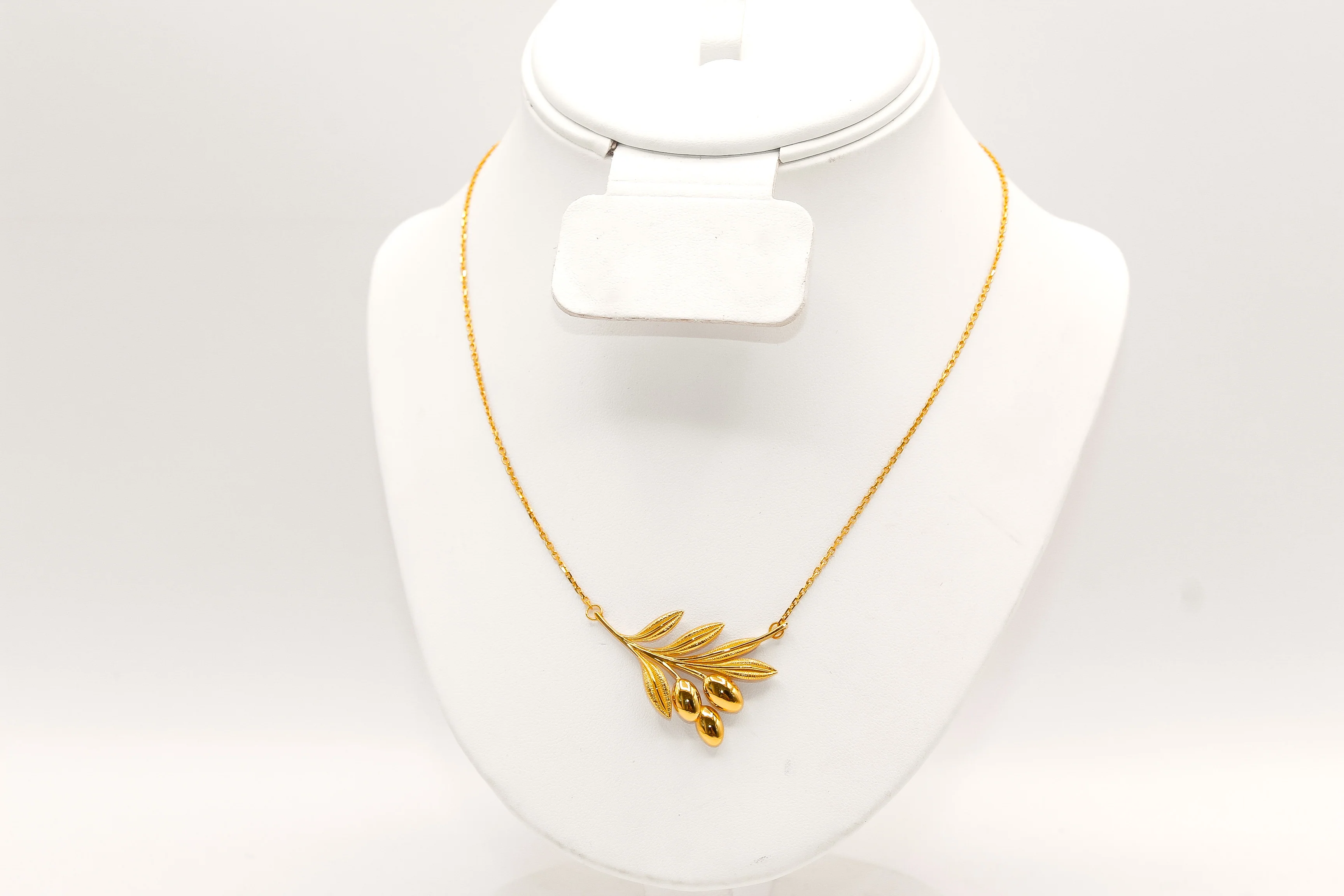 21K Gold Zeyton Leaf Necklace